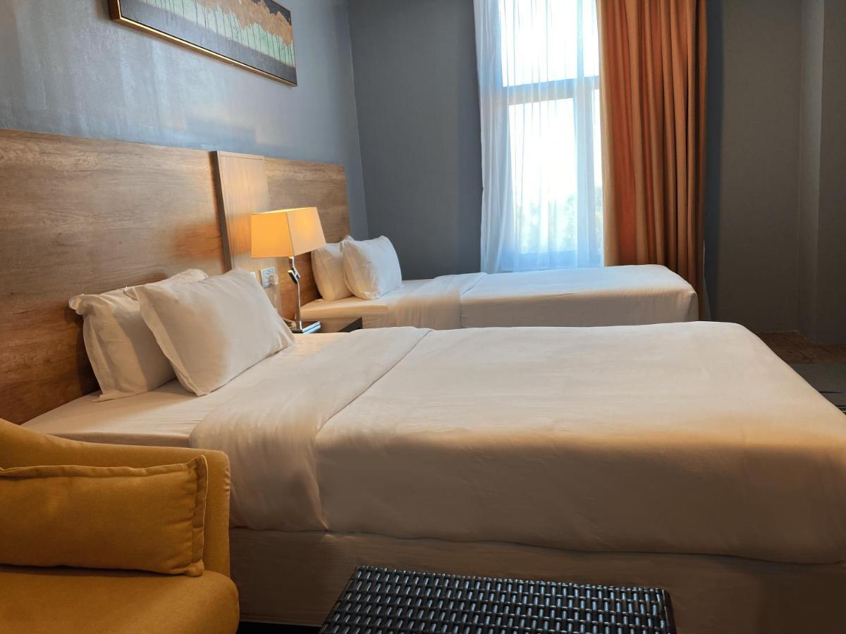 The Lanes Hotel Tutong Luaran gambar